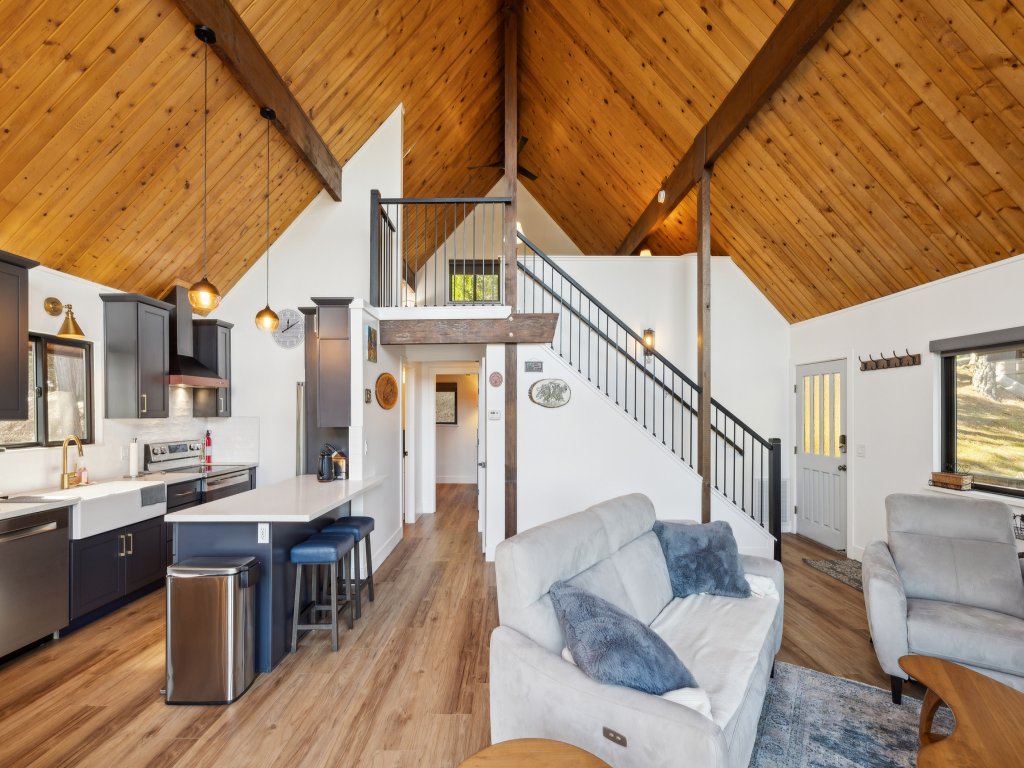 Golden Peak Cabin Vacation Rental in California - RedAwning