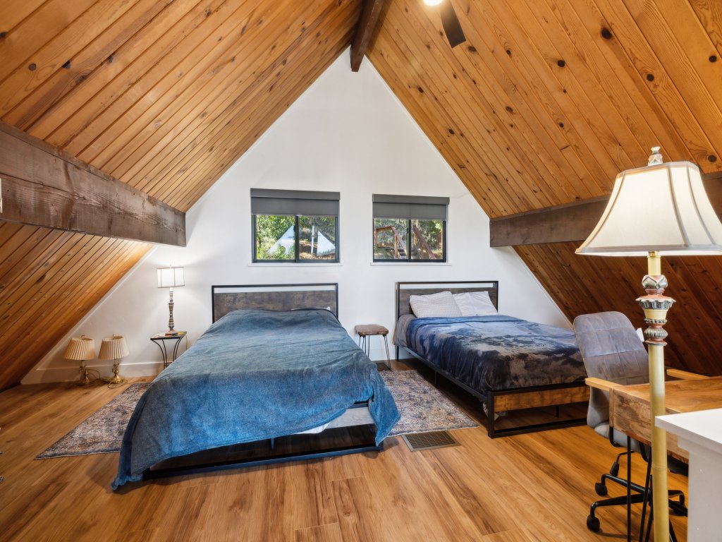 Golden Peak Cabin Vacation Rental in California - RedAwning