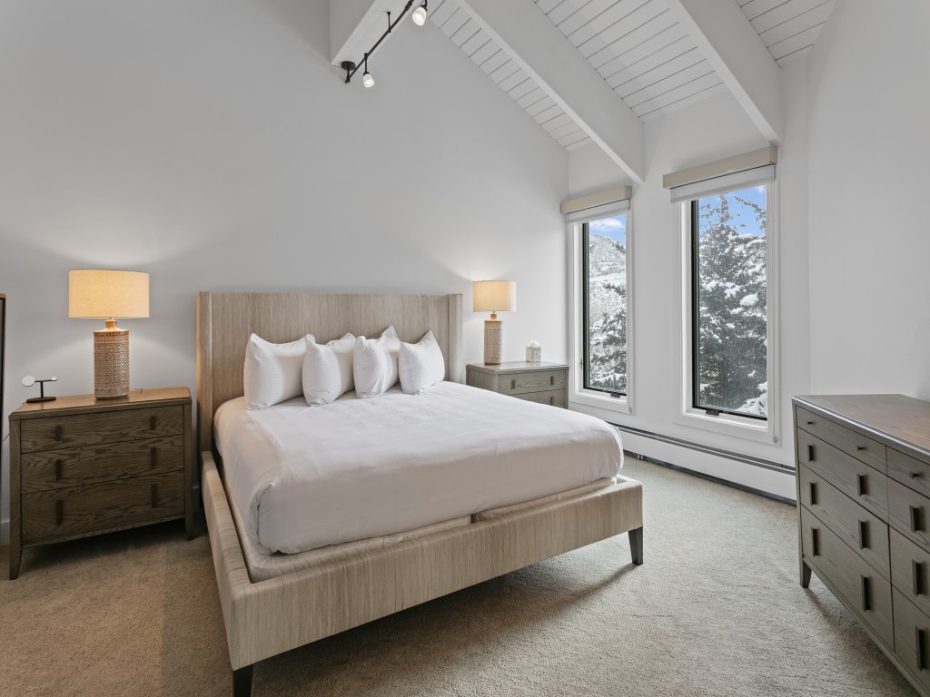 1688 - Five Bedroom with Hot Tub Pinnacle Vacation Rental in Park City - RedAwning