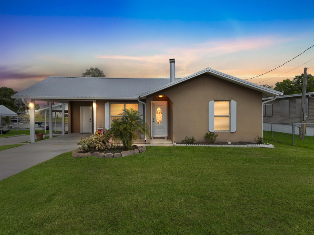 Cozy and Relaxing Fishing Retreat Vacation Rental in Florida - RedAwning