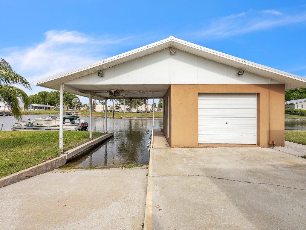 Cozy and Relaxing Fishing Retreat Vacation Rental in Florida - RedAwning