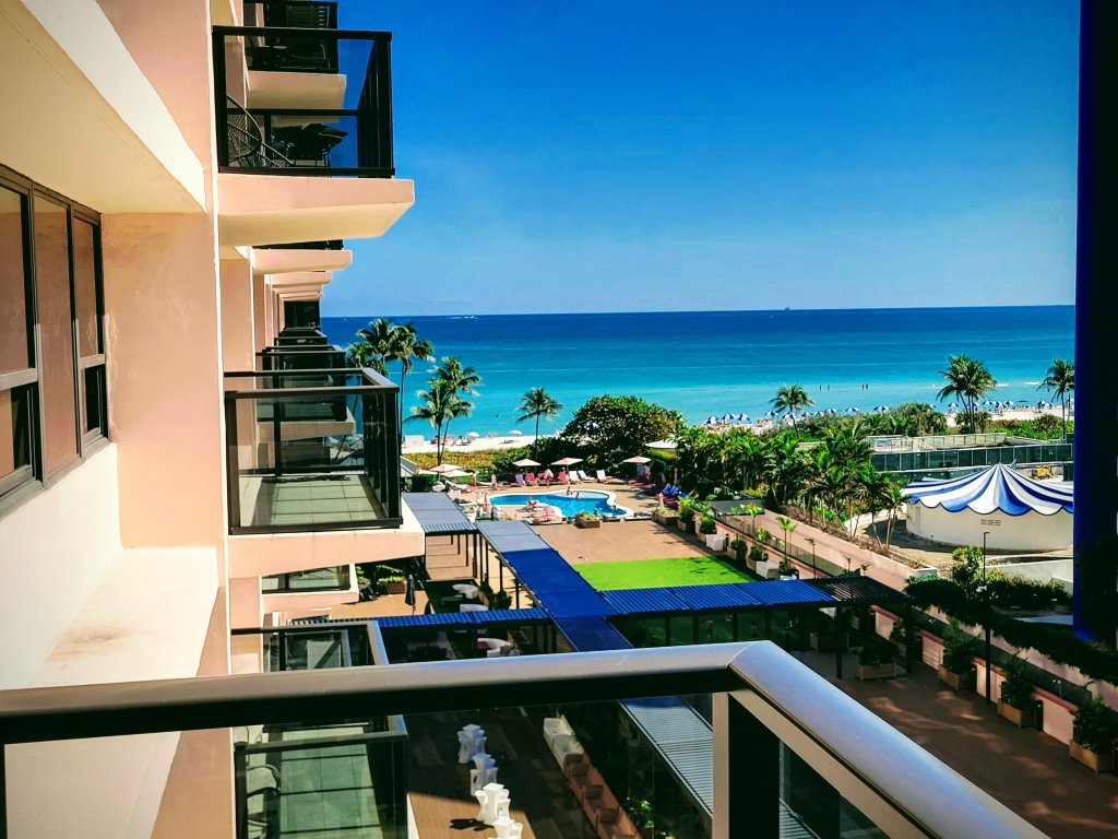 Alexander 817 Vacation Rental in Miami Beach - RedAwning