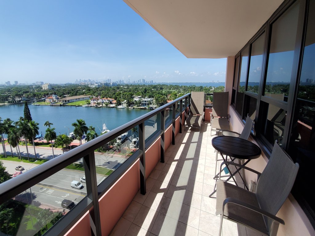 Alexander 1419/21 Vacation Rental in Miami Beach - RedAwning