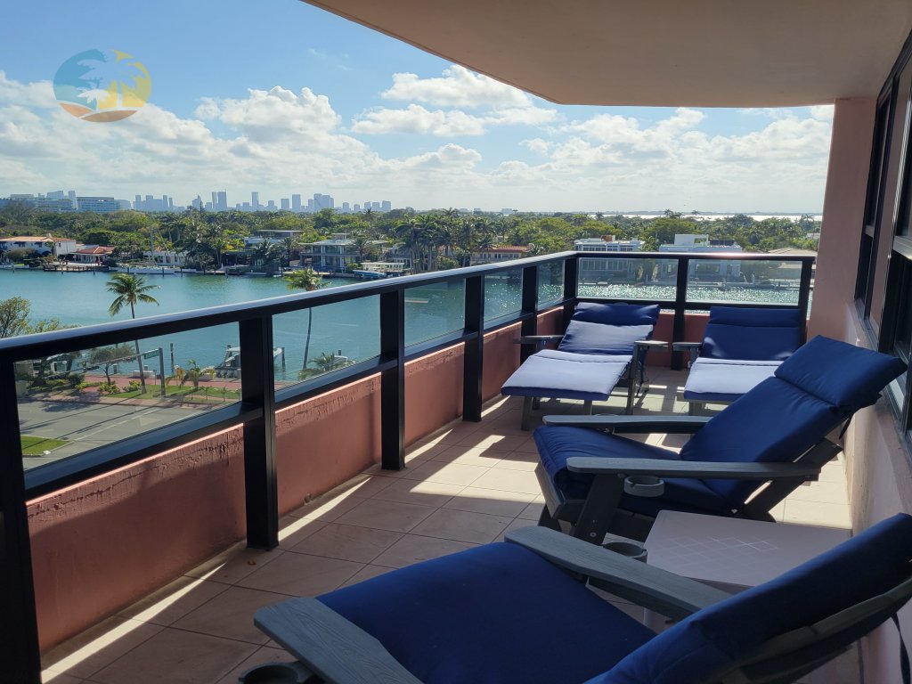 Alexander 821 Vacation Rental in Miami Beach - RedAwning