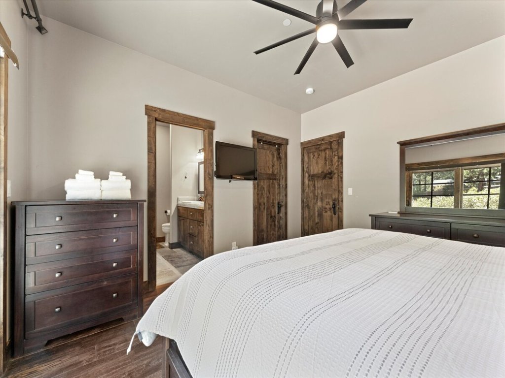 CYH1012 - Hidden Cedar Vacation Rental in California - RedAwning