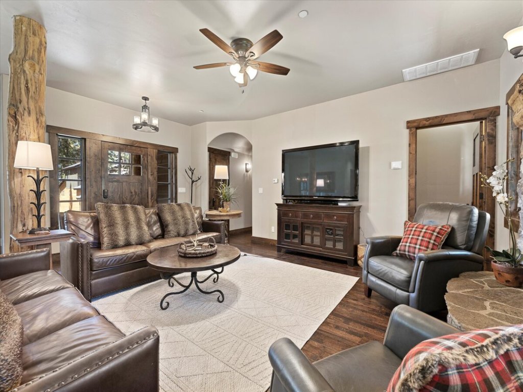 CYH1012 - Hidden Cedar Vacation Rental in California - RedAwning