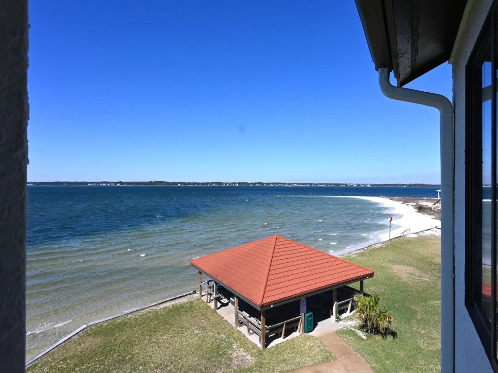 Sound Life Vacation Rental in Navarre - RedAwning