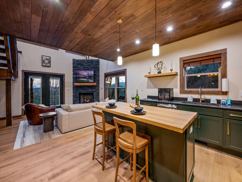 Reflections Vacation Rental in Sevierville - RedAwning
