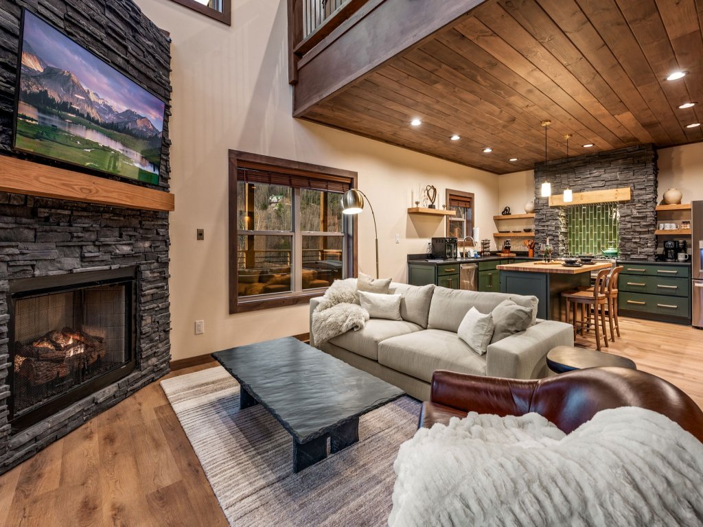 Reflections Vacation Rental in Sevierville - RedAwning