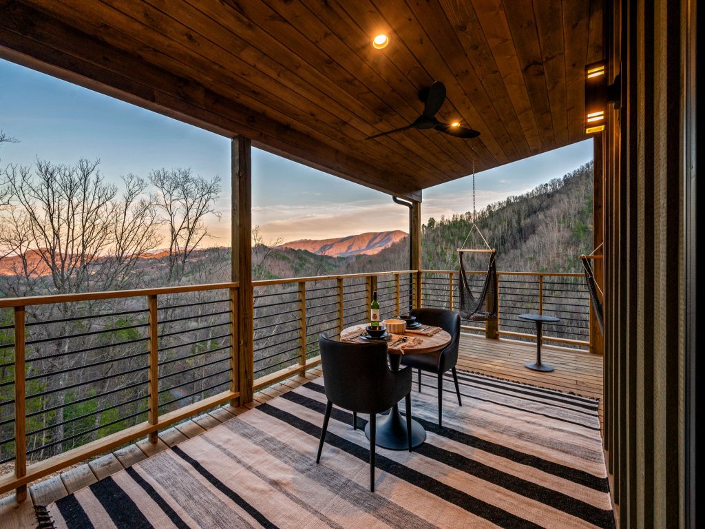Reflections Vacation Rental in Sevierville - RedAwning