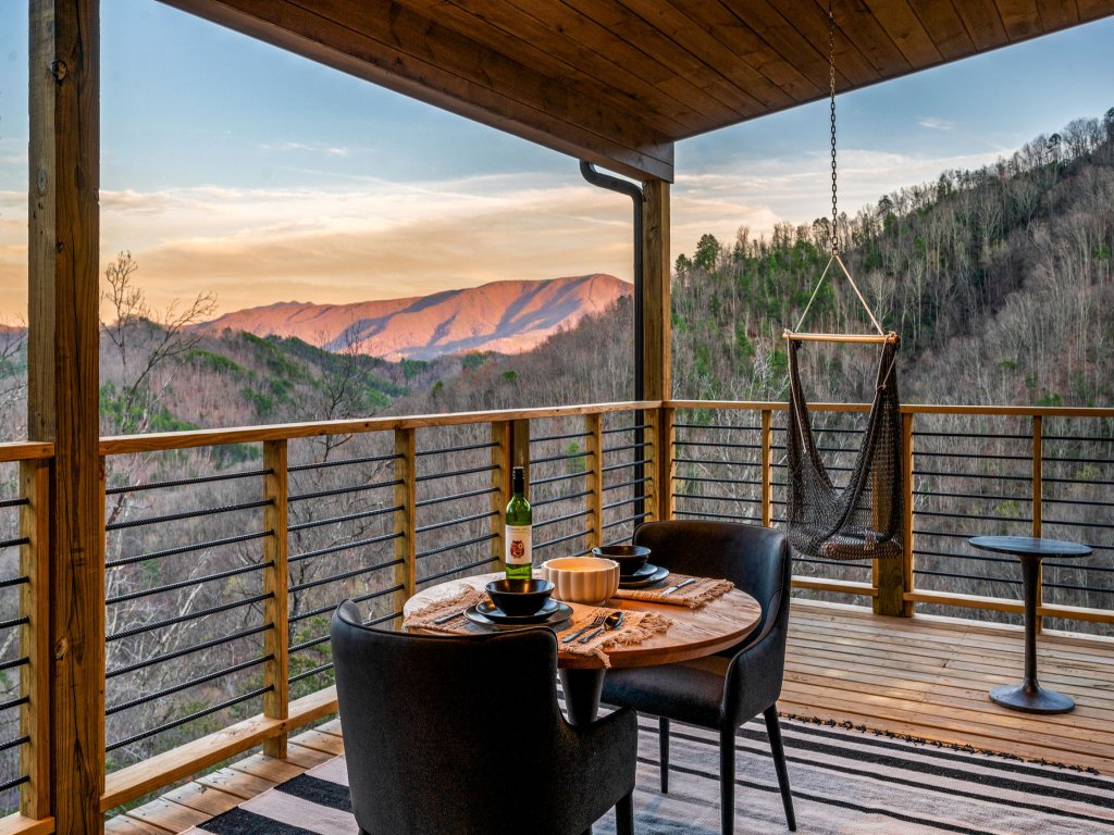 Reflections Vacation Rental in Sevierville - RedAwning