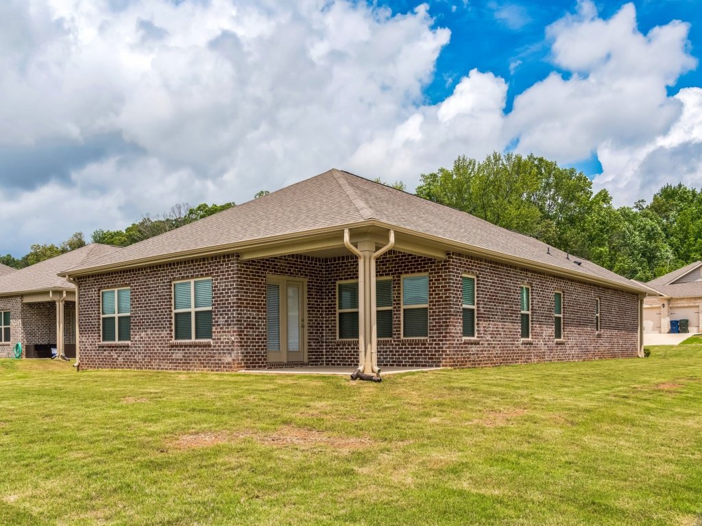 Charming 4BR Ranch-Style Home Corner Lot Vacation Rental in Alabama - RedAwning