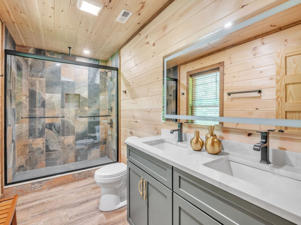 ER62 - Smoky Splash Getaway Vacation Rental in Pigeon Forge - RedAwning