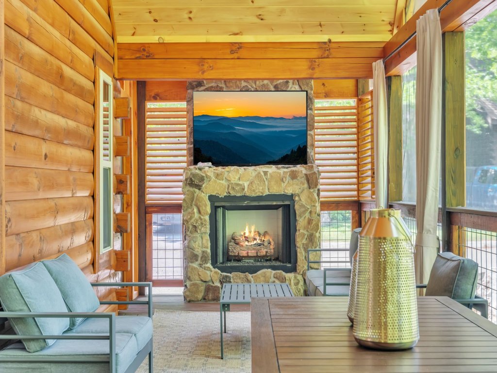 ER62 - Smoky Splash Getaway Vacation Rental in Pigeon Forge - RedAwning