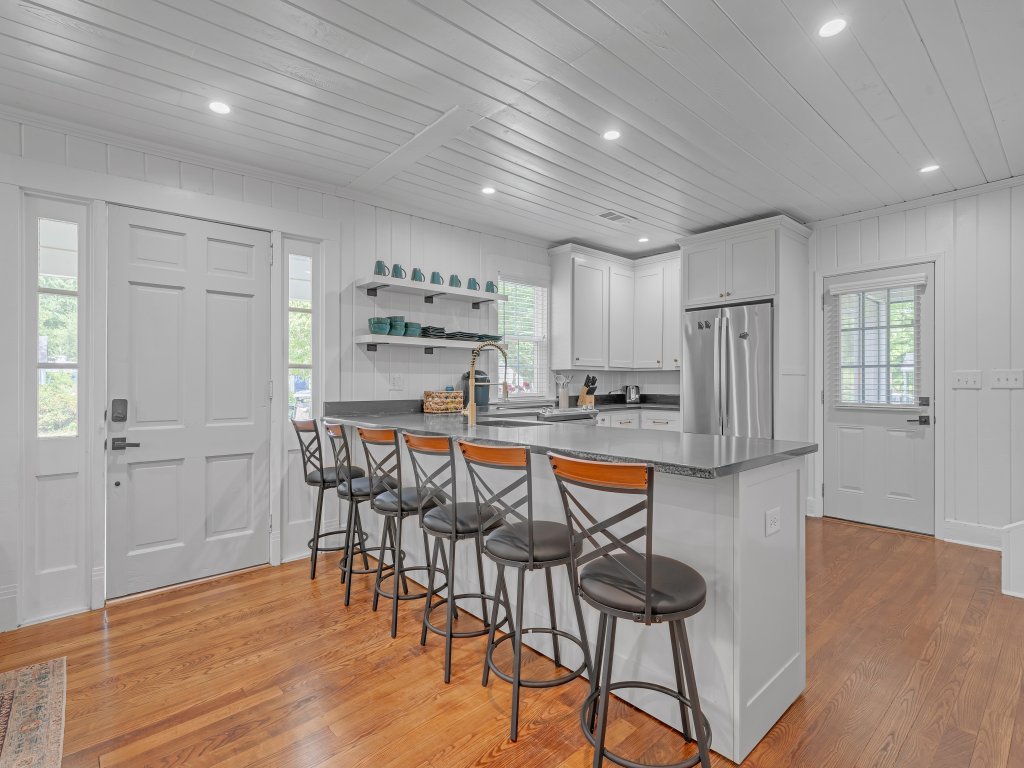 Bungalow off Floyd St with golf cart Vacation Rental in Georgia - RedAwning
