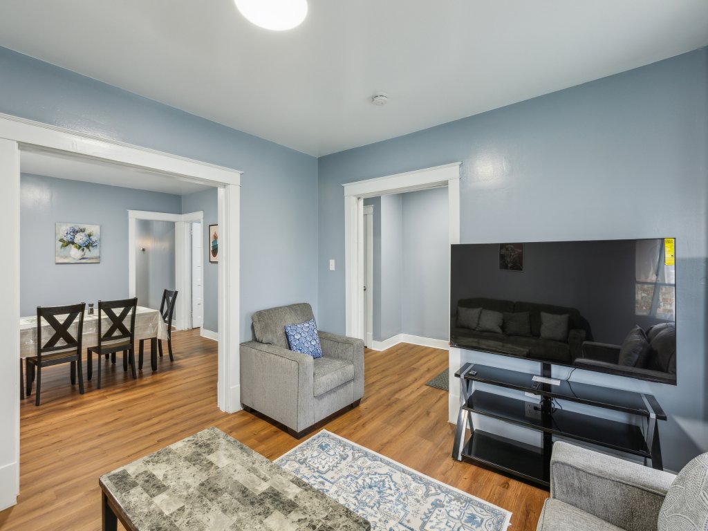 Comfy 3BR Flat Close to the Falls Vacation Rental in New York - RedAwning