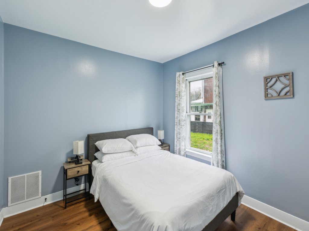 Comfy 3BR Flat Close to the Falls Vacation Rental in New York - RedAwning