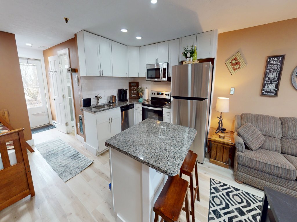Mountain Crest 07 - Brigham Studio Vacation Rental in Snowshoe - RedAwning