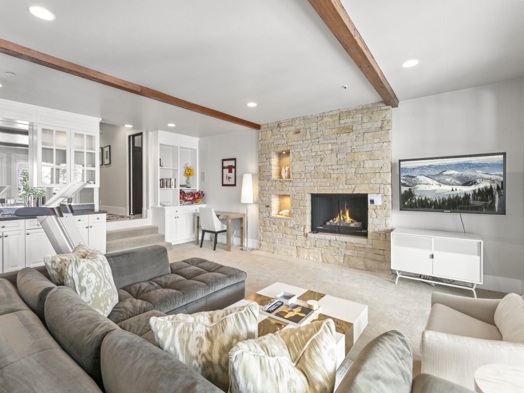 6977 Silver Lake Drive - 5 Bedroom Private Home with Hot Tub Vacation Rental in Park City - RedAwning