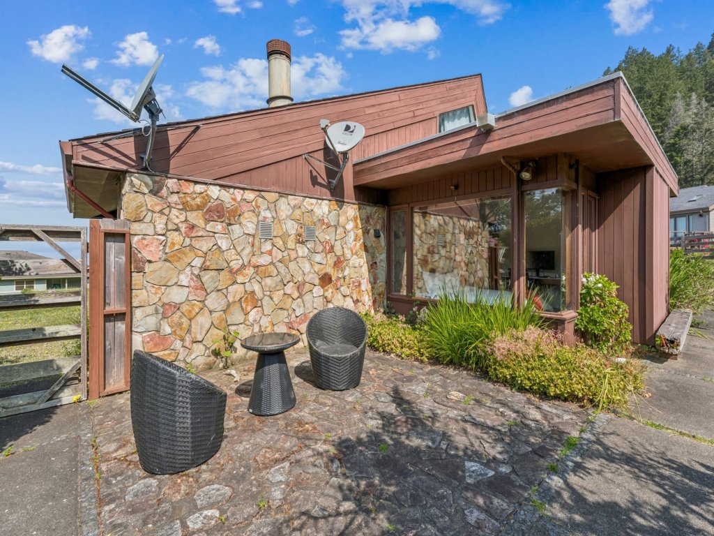 Irish Beach Gem Scenic Views & BBQ Yard Vacation Rental in California - RedAwning