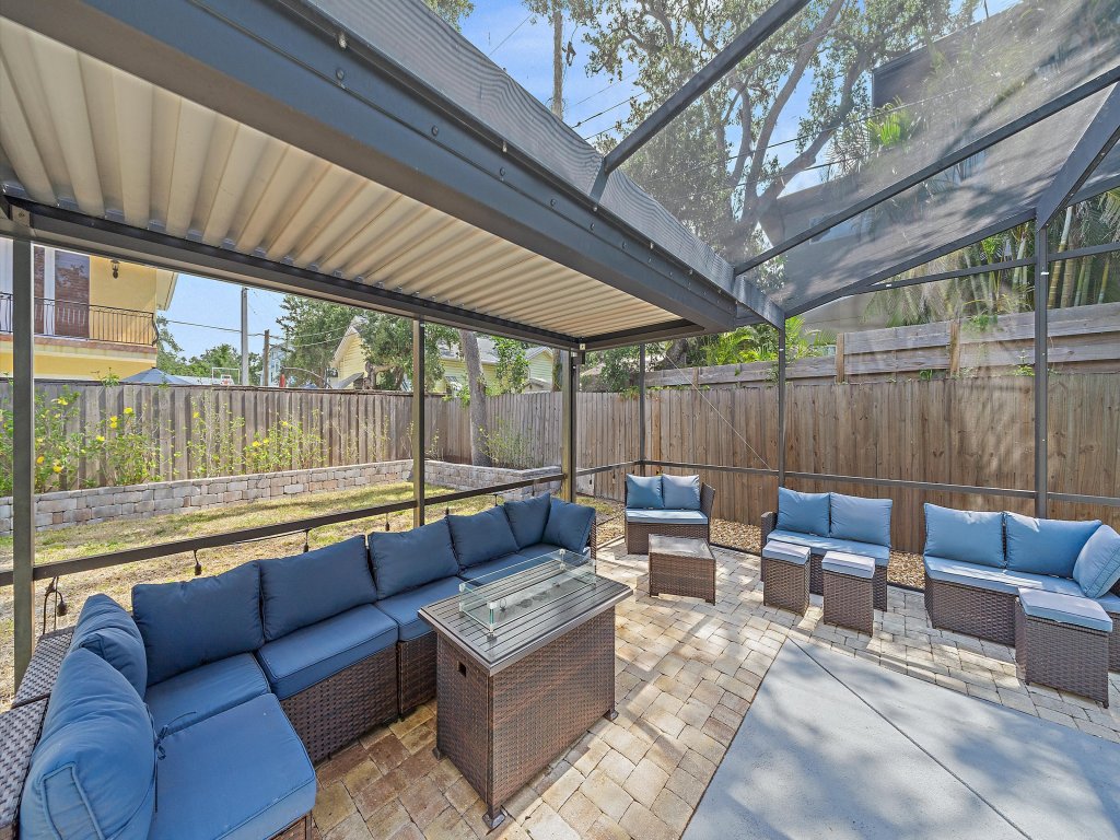 Casa de Flores Vacation Rental in Sarasota - RedAwning
