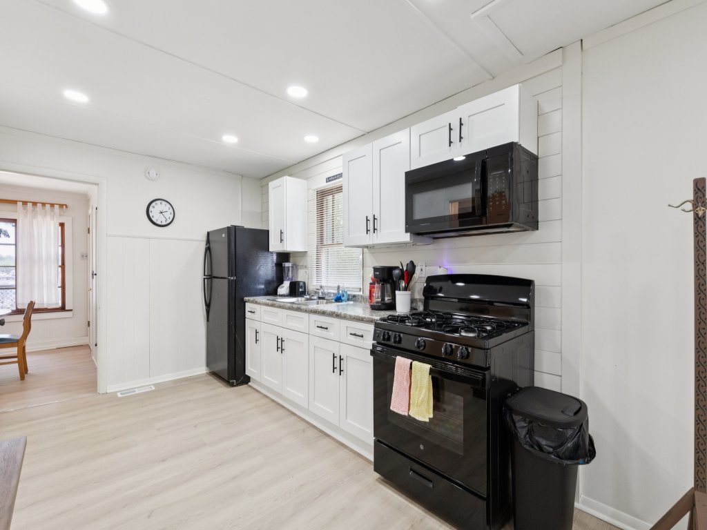 Dave's Last Resort - Long Stay Discount - House on the Lake Vacation Rental in US - RedAwning