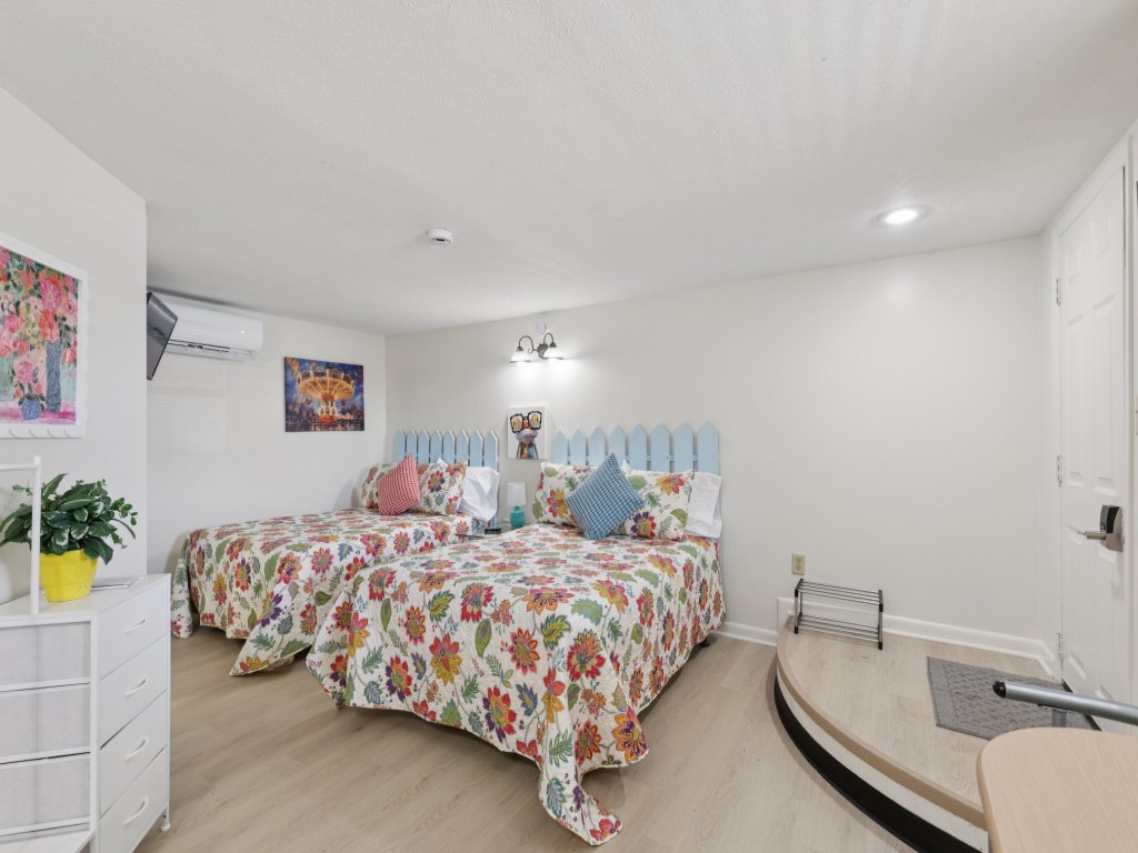Dave's Last Resort Poolside - Long Stay Discount - Charming Cabin 1 Vacation Rental in US - RedAwning