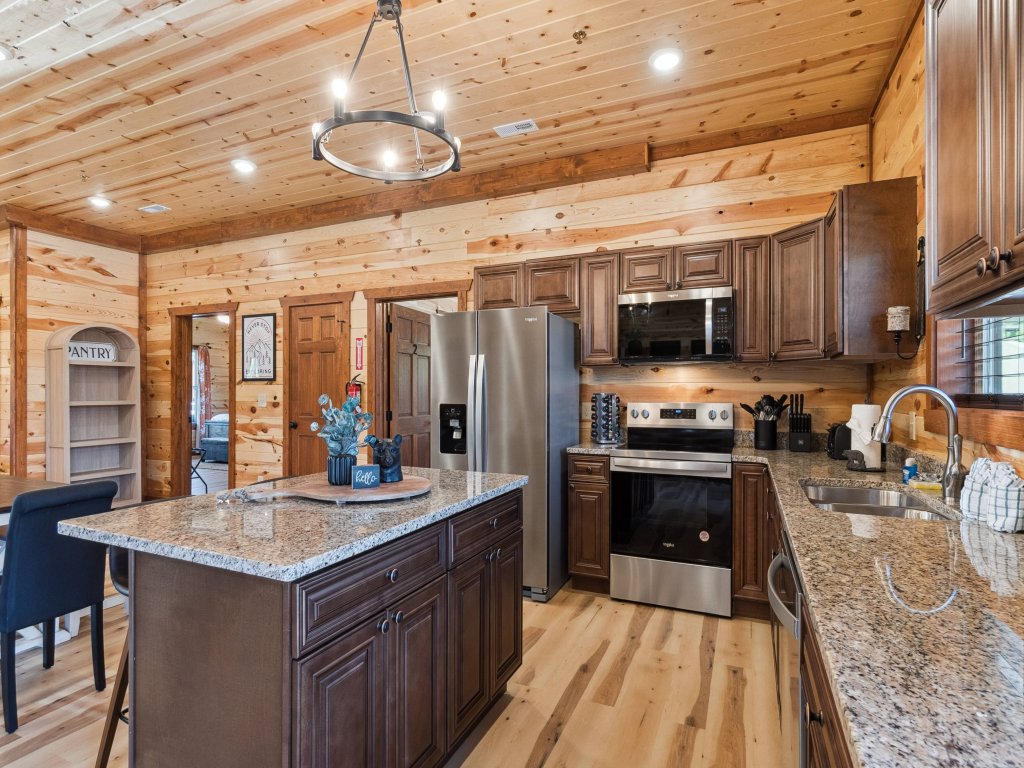 Splash Mountain Lodge Vacation Rental in Sevierville - RedAwning
