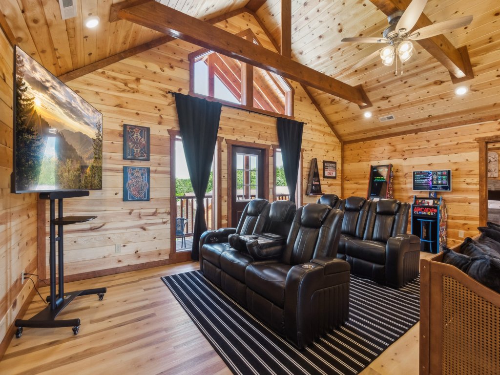 Splash Mountain Lodge Vacation Rental in Sevierville - RedAwning