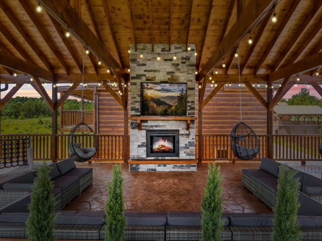 Splash Mountain Lodge Vacation Rental in Sevierville - RedAwning