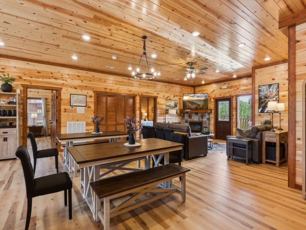 Splash Mountain Lodge Vacation Rental in Sevierville - RedAwning