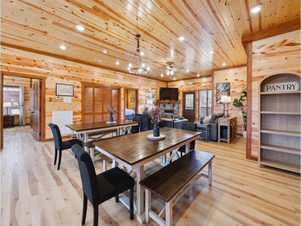 Splash Mountain Lodge Vacation Rental in Sevierville - RedAwning