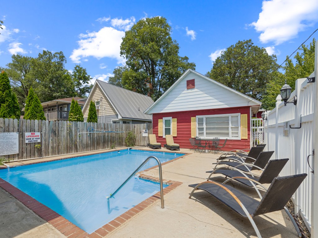 Dave's Last Resort - Long Stay Discount - Poolside Cabin 4 Vacation Rental in US - RedAwning