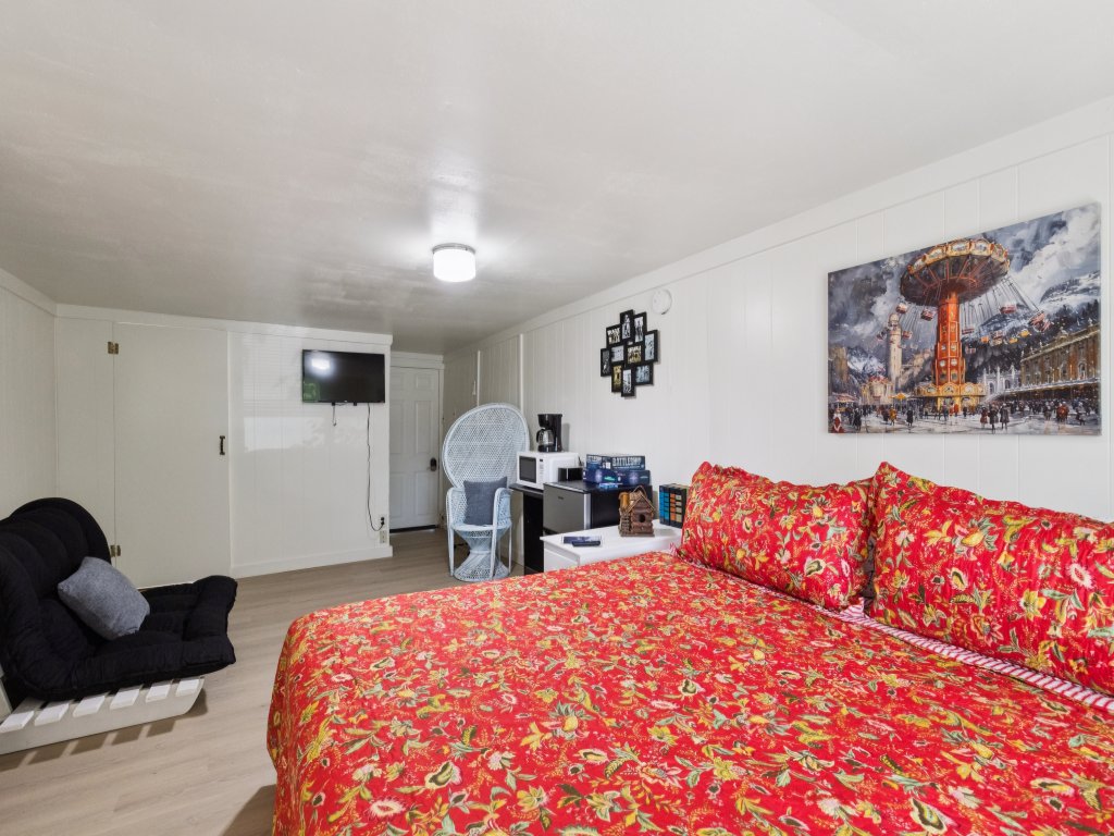 Dave's Last Resort Lakeside - Long Stay Discount - Cozy Cabin 6 Vacation Rental in US - RedAwning