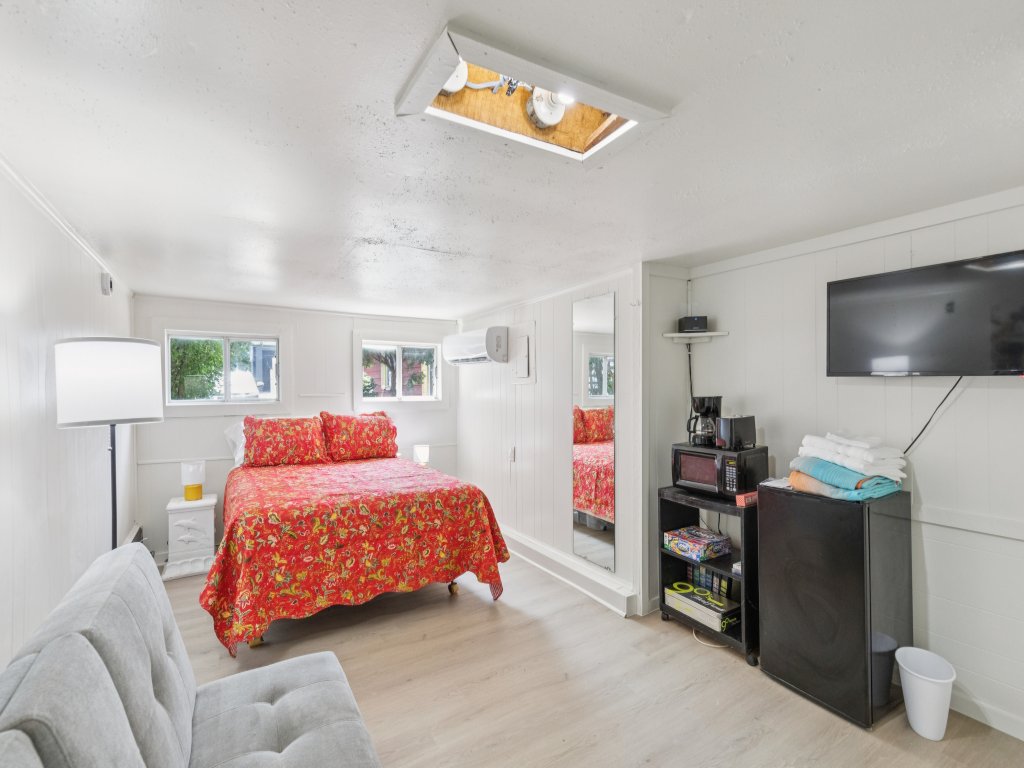 Dave's Last Resort Lakeside - Long Stay Discount - Comfy Cabin 5 Vacation Rental in US - RedAwning