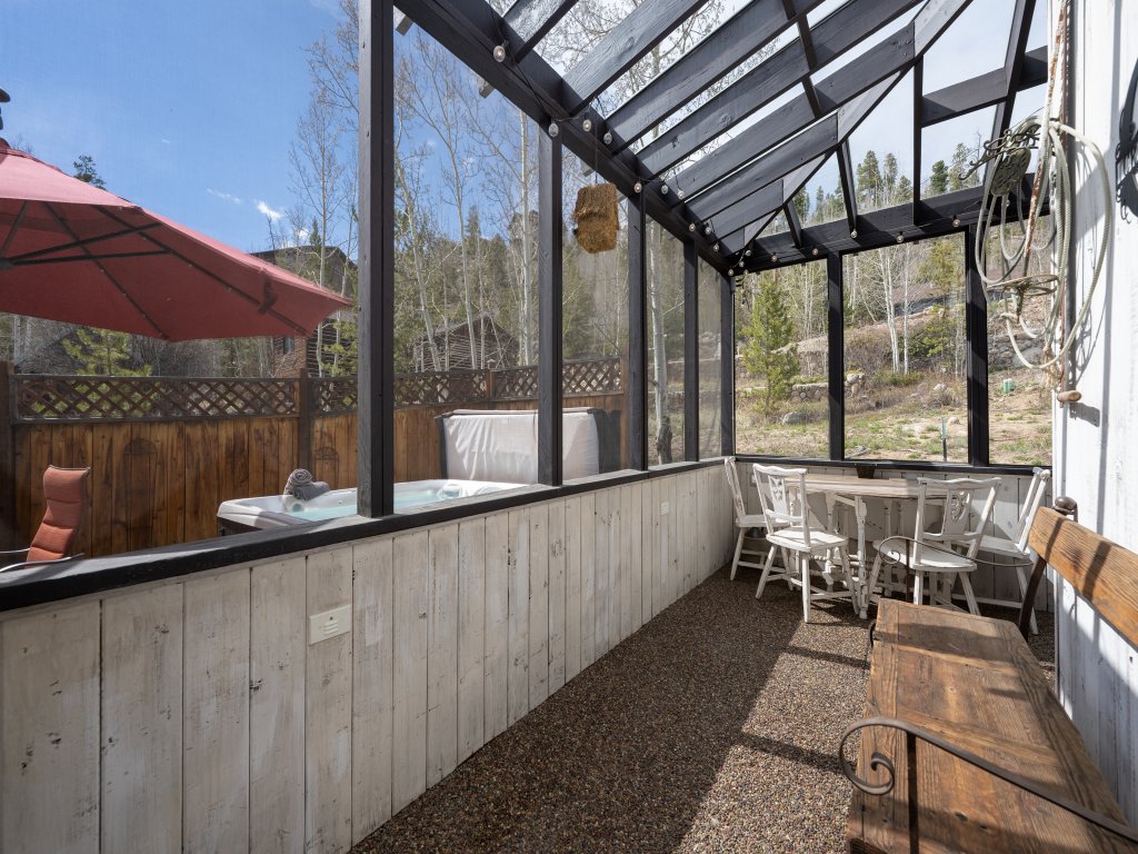 West Portal Cabin Vacation Rental in Grand Lake - RedAwning