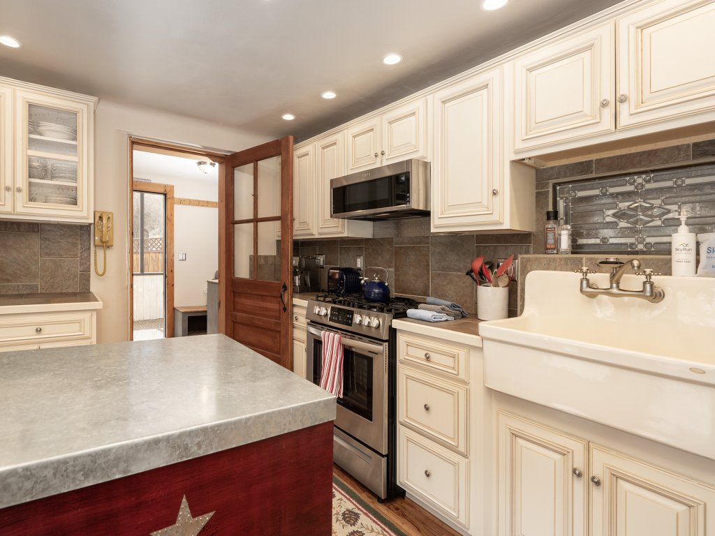West Portal Cabin Vacation Rental in Grand Lake - RedAwning