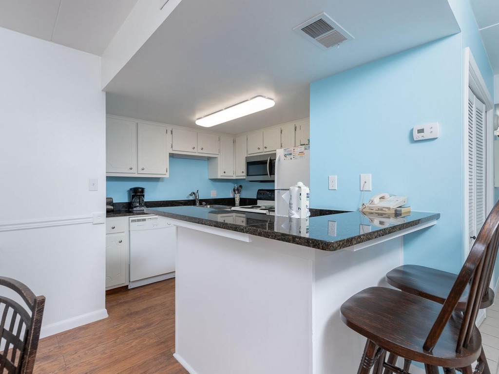 Island Winds East 1 Bed 1 Bath Gulf Front Low Sleeps 4 1Q Vacation Rental in Gulf Shores - RedAwning