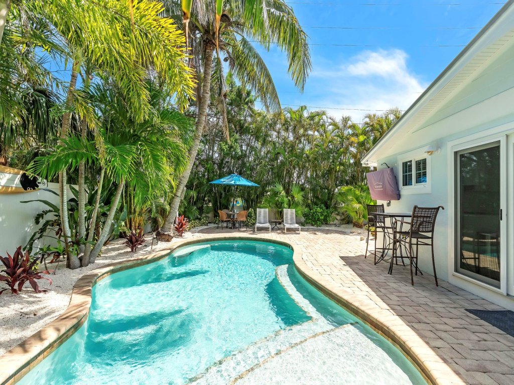 Paradise Palms Vacation Rental in Holmes Beach - RedAwning