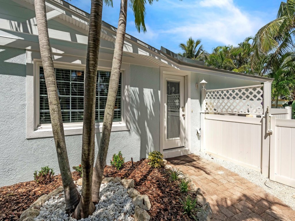 Paradise Palms Vacation Rental in Holmes Beach - RedAwning