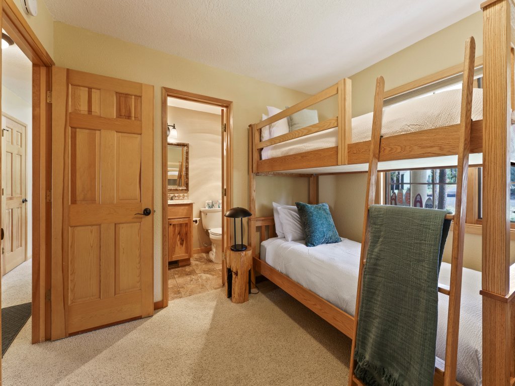 3 Yellow Rail Vacation Rental in Sunriver - RedAwning