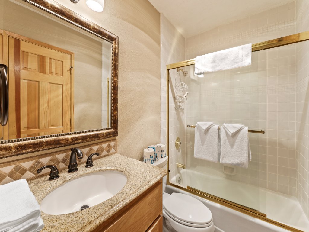 3 Yellow Rail Vacation Rental in Sunriver - RedAwning