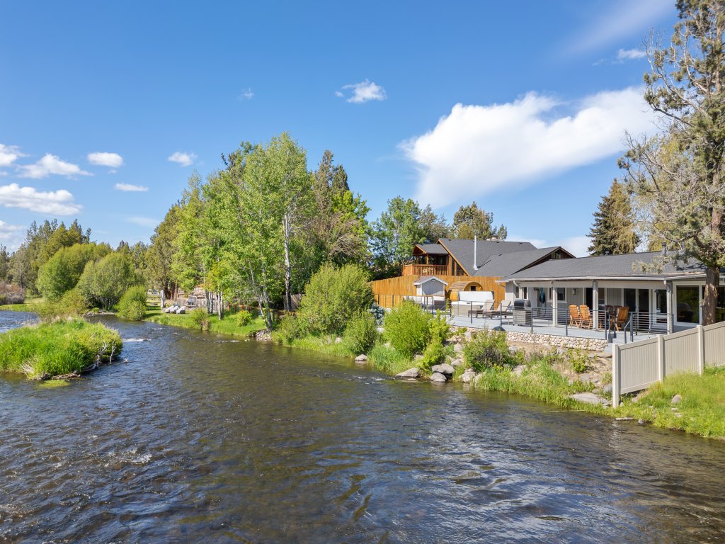 Otter Run Vacation Rental in Oregon - RedAwning