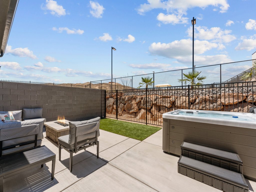 Popular Poolside Retreat Vacation Rental in Utah - RedAwning