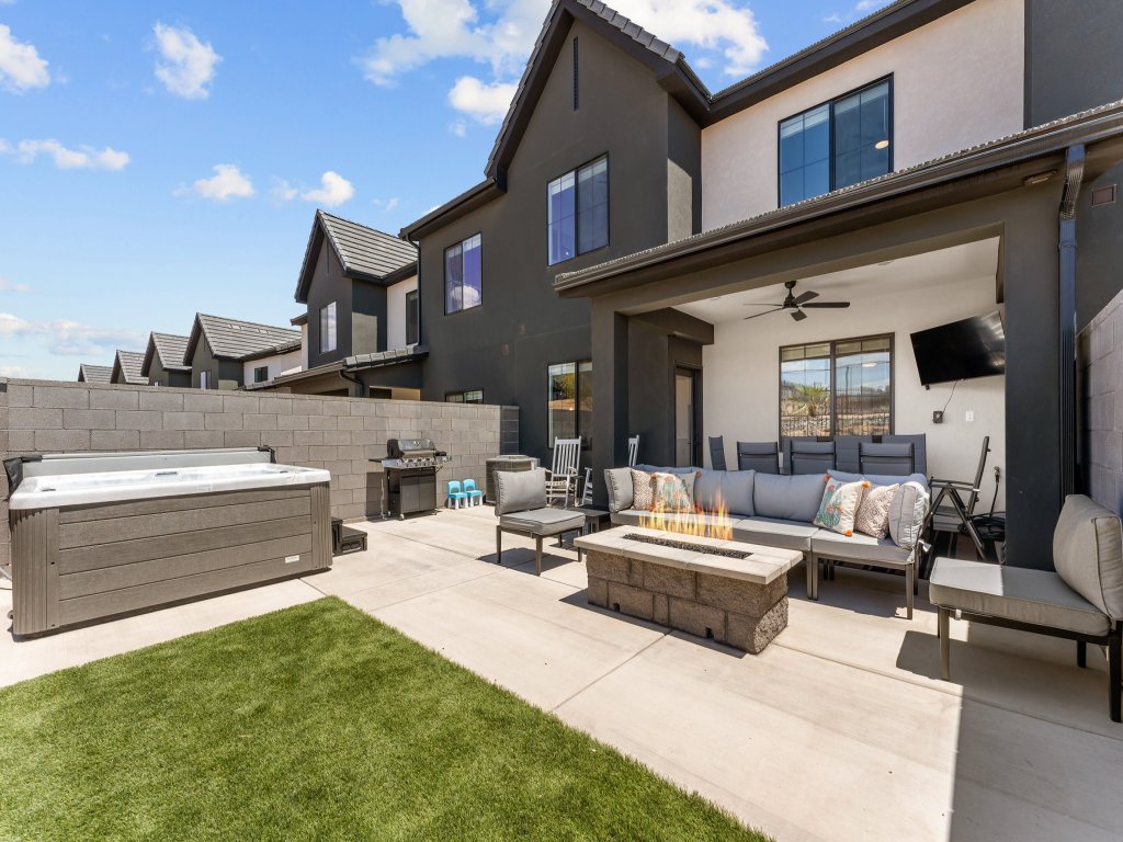Popular Poolside Retreat Vacation Rental in Utah - RedAwning