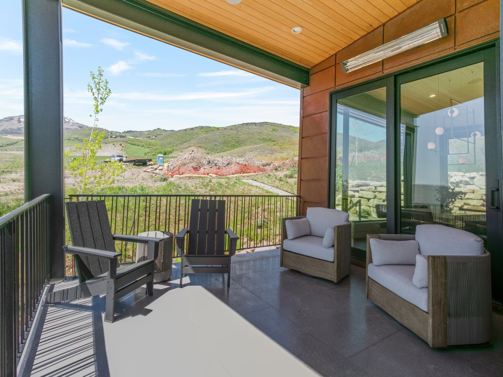 1868 W SkyRidge Drive 4 Bedroom Home with Hot Tub Vacation Rental in Utah - RedAwning