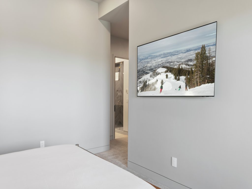 1868 W SkyRidge Drive 4 Bedroom Home with Hot Tub Vacation Rental in Utah - RedAwning