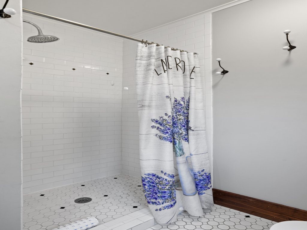1929 Craftsman Charmer Vacation Rental in Fredericksburg - RedAwning