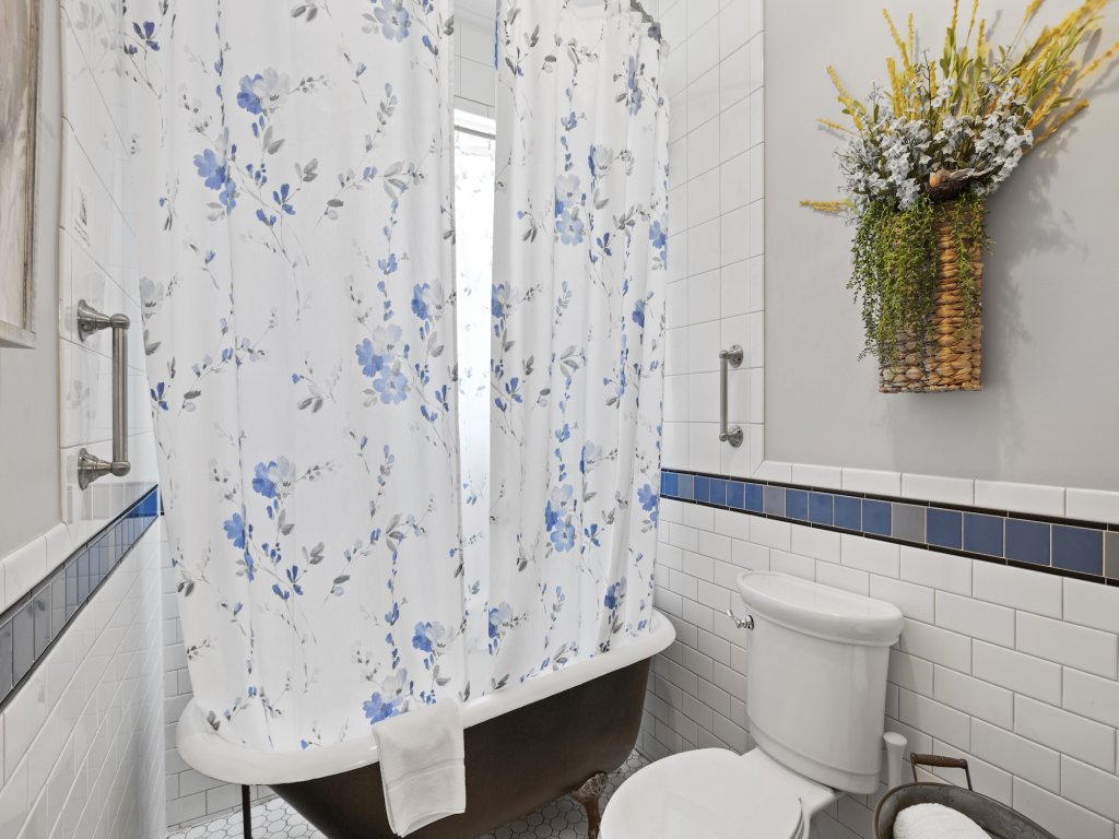 1929 Craftsman Charmer Vacation Rental in Fredericksburg - RedAwning