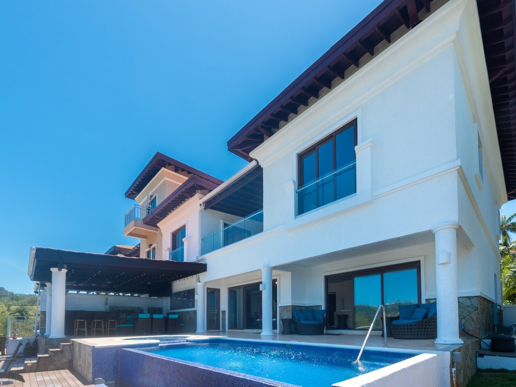 Pristine Bay 1005- Villa Loce Vacation Rental - RedAwning